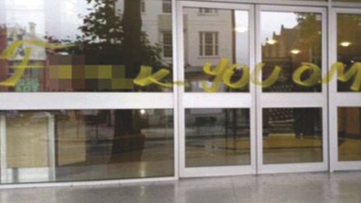 גרפיטי גזעני שהופץ בטוויטר בבריטניה