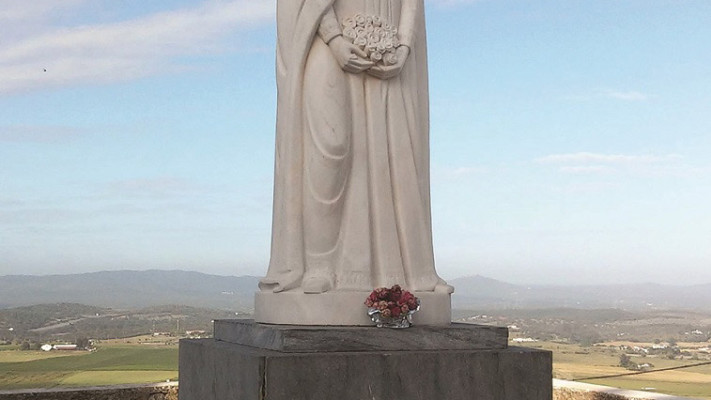 פרחים במקום לחם מתחת לשמלה. פסל המלכה איזבל באסטרמוז. צילום: מרק בלייך