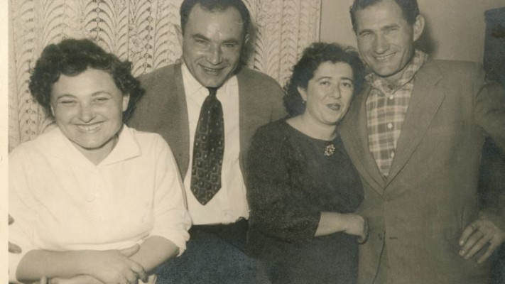 דבורה צ'צ'קס משמאל. צילום: באדיבות המשטרה