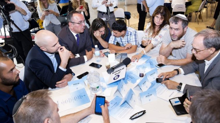 שולחנות עגולים בכנסת. צילום: ענבל מרמרי