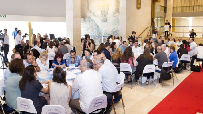 שולחנות עגולים בכנסת. צילום: ענבל מרמרי