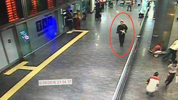 תמונות ממצלמות האבטחה רגע לפני הפיגוע באיסטנבול. צילום: טוויטר