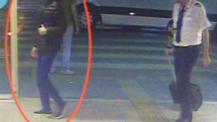 אחד המחבלים רגע לפני שפוצץ עצמו. צילום מסך: טוויטר