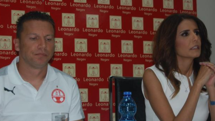 אלונה ברקת ומאמן הקבוצה. צילום: מקומון &quot;שבע&quot;