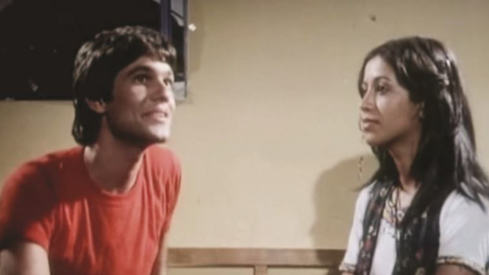 מיטב כוכבי הפופ של התקופה כיכבו בסרטיו. עפרה חזה ב&quot;נערת הפרברים&quot;, 1979