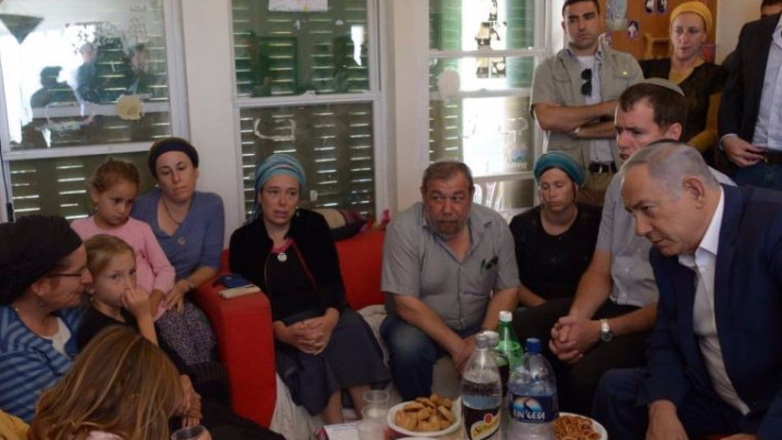 נתניהו בביקור אבלים אצל משפחת אריאל. צילום: עמוס בן גרשום, לע"מ