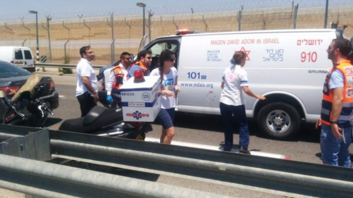 כוחות רפואה בזירת הפיגוע בכביש 60. צילום: טוויטר