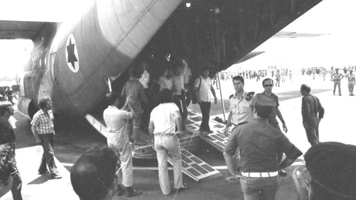 &quot;ברקיע השביעי&quot; החטופים נוחתים בשדה התעופה בלוד לאחר שחרורם. צילום: שמואל רחמני