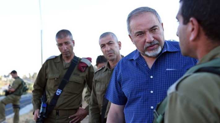 שר הביטחון ליברמן בסיור במקום הירצחו של מיכאל מרק. צילום: דנה שרגא, משרד הביטחון