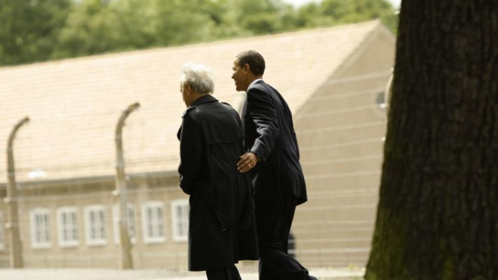 אובמה וויזל במחנה הריכוז וההשמדה בוכנוואלד. צילום: רויטרס