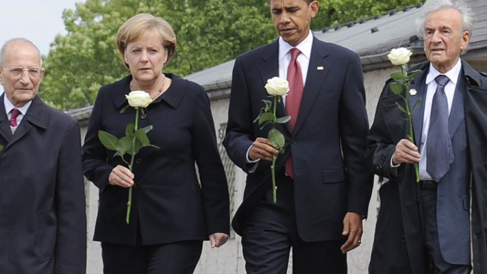 אובמה, מרק וויזל במהלך הביקור בבוכנוואלד. צילום: רויטרס