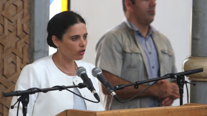 השרה איילת שקד בהלוויית מיכאל מרק. צילום: מרק ישראל סלם