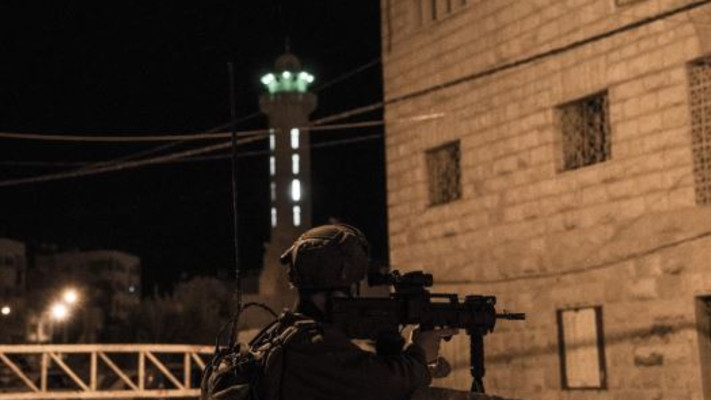 חייל צה''ל בפעילות מעצרים באזור חברון