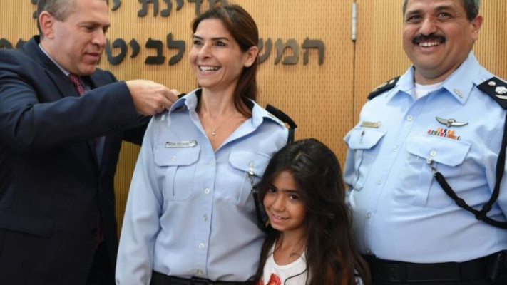 תת ניצב עינת גיל צובארי מקבלת דרגה מהשר לביטחון פנים גלעד ארדן. צילום: דוברות המשטרה