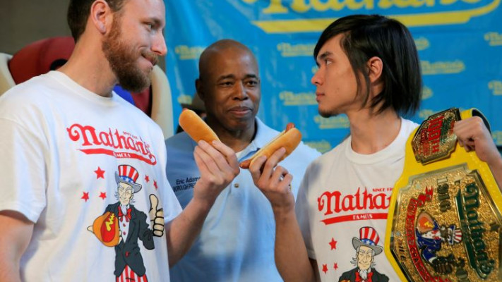 ג'ואי צ'סטנאט, מאט סטוני וחגורת החרדל. צילום: רויטרס