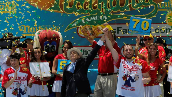 שובו של אלוף, ג'ואי &quot;המלתעות&quot; צ'סטנאט זוכה באליפות אכילת נקניקיות. צילום: רויטרס