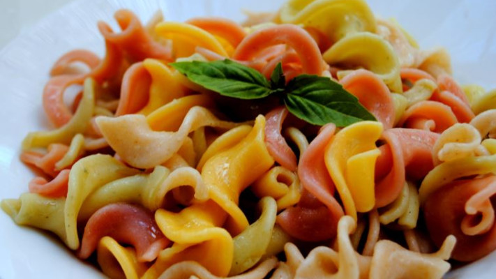 פסטה צבעונית ומתובלת. צילום: פסקל רובין פרץ