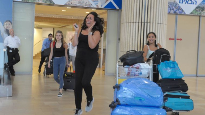 התרגשות רבה בנתב"ג. צילום: אבשלום ששוני