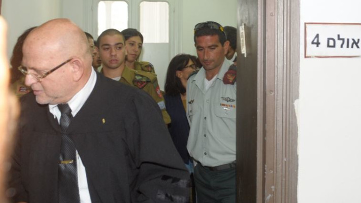 אזריה והמח"ט. צילום: אבשלום ששוני