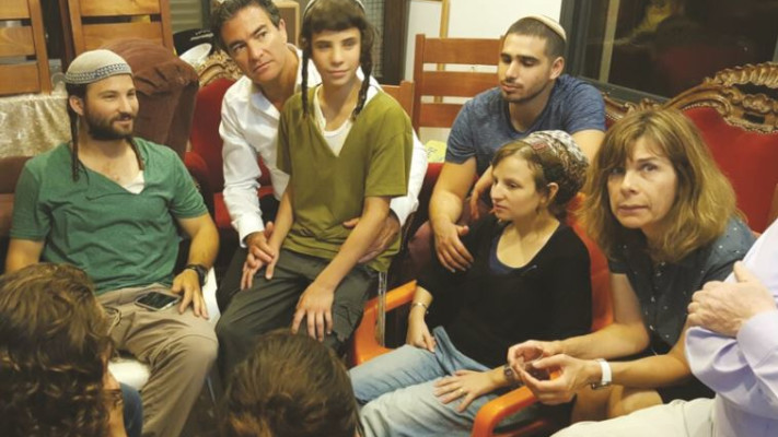 ראש המוסד יוסי כהן עם משפחתו שאיבדה את הרב מיכאל מרק ז&quot;ל. צילום: דוברות הר חברון