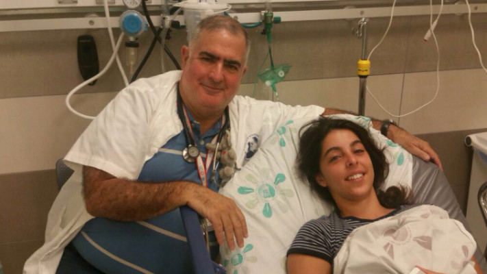 רותם אהרוני עם ד&quot;ר טלאור ערן. צילום: דוברות בית החולים פוריה