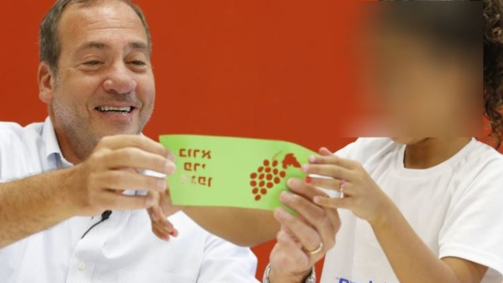 הרב יחיאל אקשטיין בפגישה עם אחת הקייטניות. צילום: הקרן לידידות