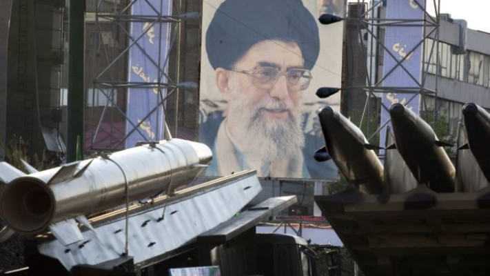 טילים איראניים על רקע תמונתו של חמינאי. צילום: רויטרס