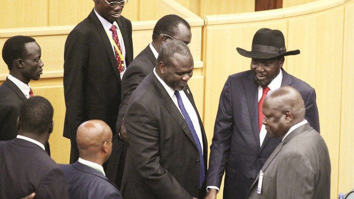 החתימה על הסכם השלום בין נשיא סודן סלבה קיר (עם הכובע) לסגנו ריק מצ'אר