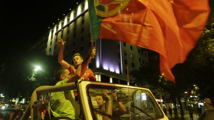 מכוניות מנופפות בדגלי פורטוגל, צילום: AFP