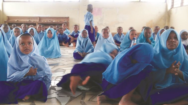 בבית הספר אין מחברות, כיסאות ושולחנות. צילום: קרני אלדד