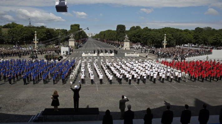 סטודנטים צרפתים ביום הבסטיליה. צילום: רויטרס