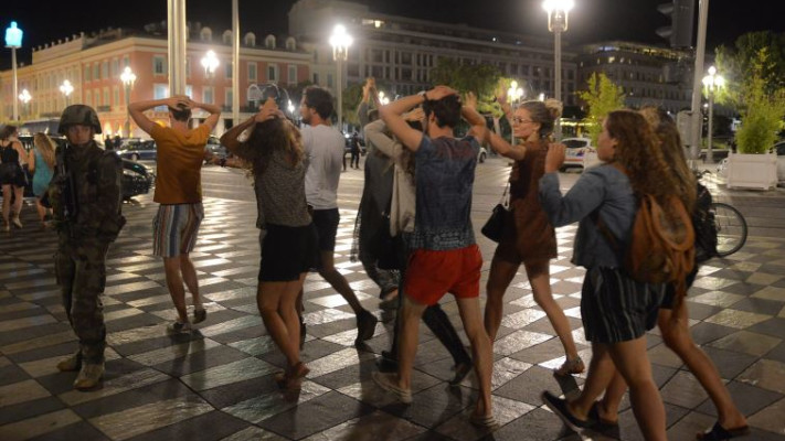 אזרחים מתפנים מזירת הפיגוע. צילום: רויטרס