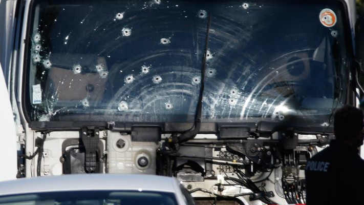 המשאית ששימשה את המחבל בפיגוע בניס, צרפת. צילום: רויטרס