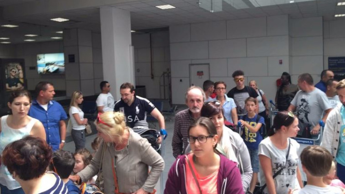 אזרחים מפונים משדה התעופה בניס. צילום: טוויטר