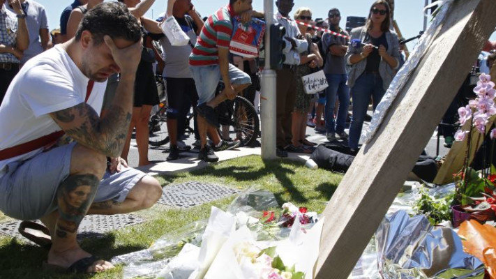 עלייה בפעילות הטרור. פינת הנצחה לנפגעי הפיגוע בניס. צילום: רויטרס