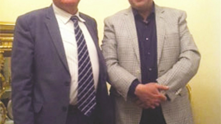 קורן עם עוכאשה. &quot;הוא משך את האש והזמין אותה אליו&quot;. צילום: שגרירות ישראל במצרים