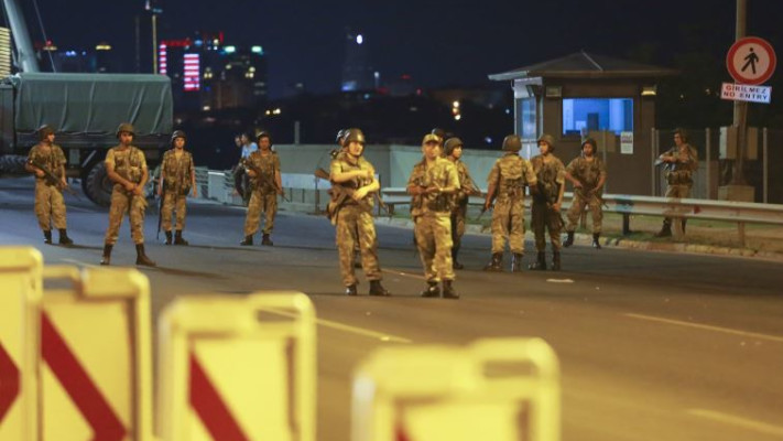 הצבא הטורקי חוסם את גשר הבוספורוס. צילום: רויטרס