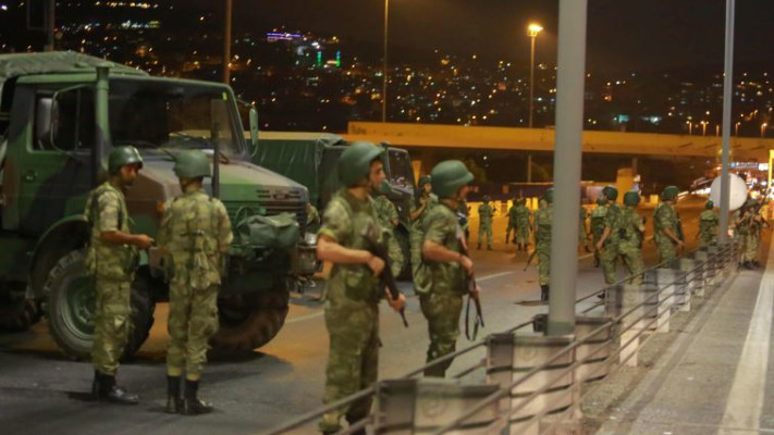 חיילים טורקים פרושים ברחובות איסטנבול