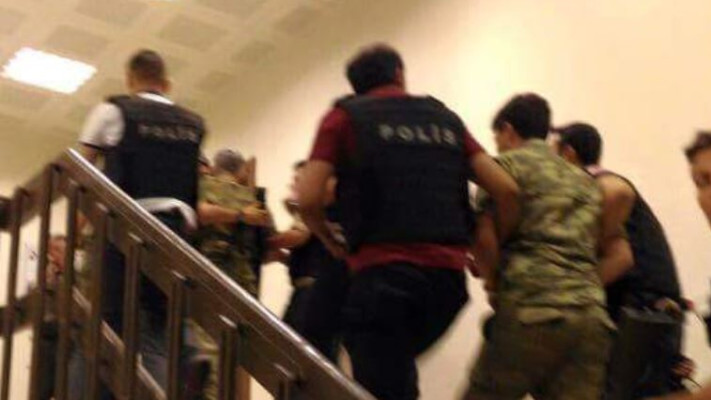 שוטרים עוצרים חיילים שהשתתפו בניסיון ההפיכה