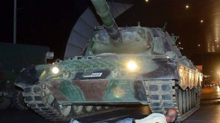 אדם חוסם טנק בטורקיה. צילום: טוויטר