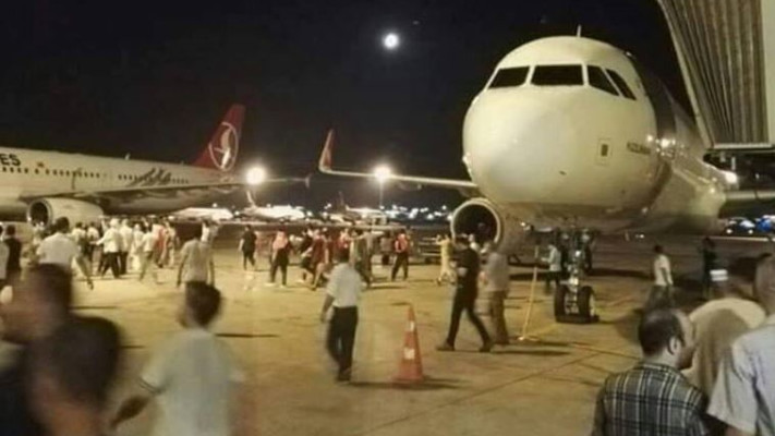 אזרחים משתלטים על שדה התעופה אטאטורק