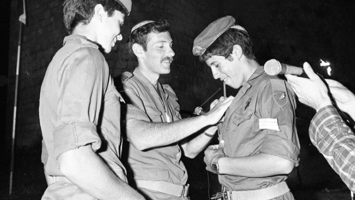 קרים בתפקידו כמפקד סיירת צנחנים מעניק דרגה לחייל. צילום ארכיון: שמואל רחמני