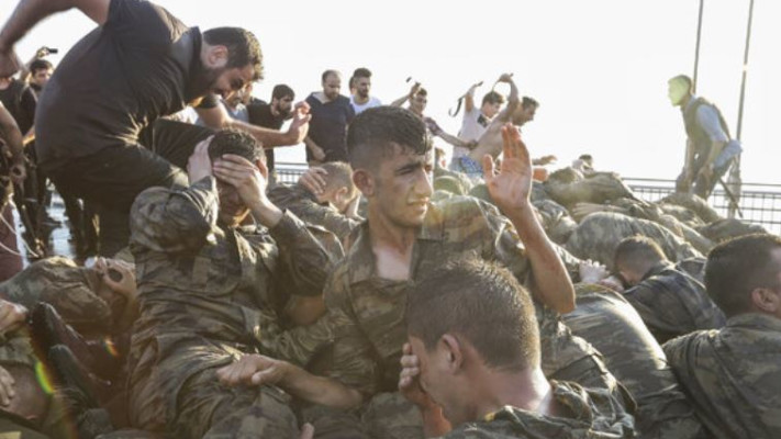 חיילים בניסיון ההפיכה בטורקיה. צילום: Getty images