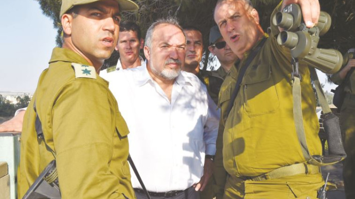 אביגדור ליברמן בסיור בגבול עזה. צילום: פלאש 90