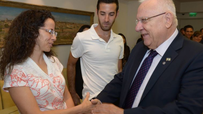 מיקה בנקי יחד עם ראובן ריבלין. צילום ארכיון: עמוס בן גרשום, לע&quot;מ