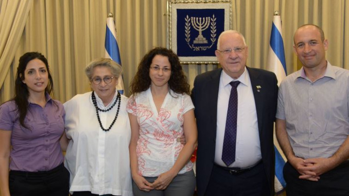 נשיא המדינה ורעייתו עם אורי ומיקה בנקי, ועם מנכ"לית הבית הפתוח. צילום: עמוס בן גרשום, לע"מ