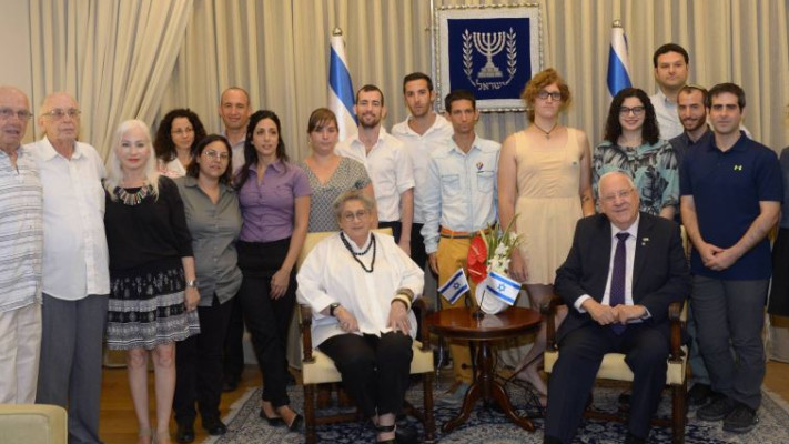 נשיא המדינה ונציגי הבית הפתוח לגאווה בירושלים. צילום: עמוס בן גרשום, לע"מ