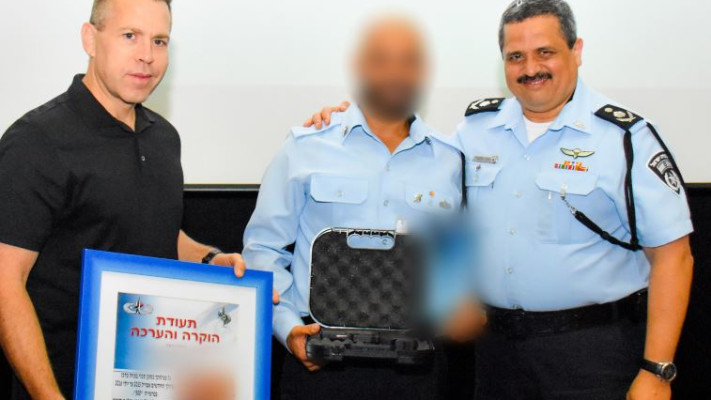 הסוכן השמוי מקבל תעודת הוקרה מהשר לביטחון פנים וממפכ&quot;ל המשטרה. צילום: דוברות המשטרה