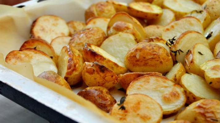 תפוחי אדמה קטנים בתימין. צילום: פסקל פרץ רובין, אנטולי מיכאלו, מתוך הספר 