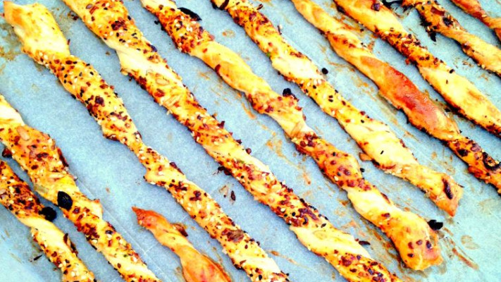 מקלות מלוחים ומתובלים. צילום: פסקל פרץ רובין, אנטולי מיכאלו, מתוך הספר 